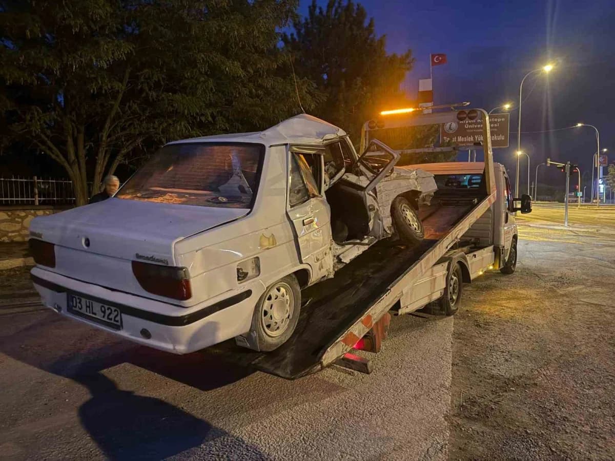 Afyonkarahisar'da kamyonet ile otomobilin çarpışması sonucu yaşanan trafik kazasında 3 kişi yaralandı.