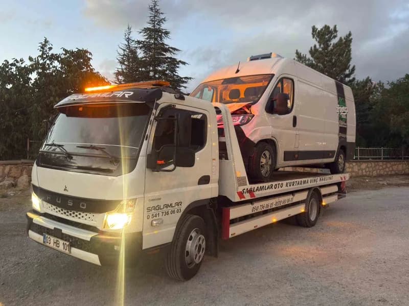 Afyonkarahisar'da kamyonet ile otomobilin çarpışması sonucu yaşanan trafik kazasında 3 kişi yaralandı.