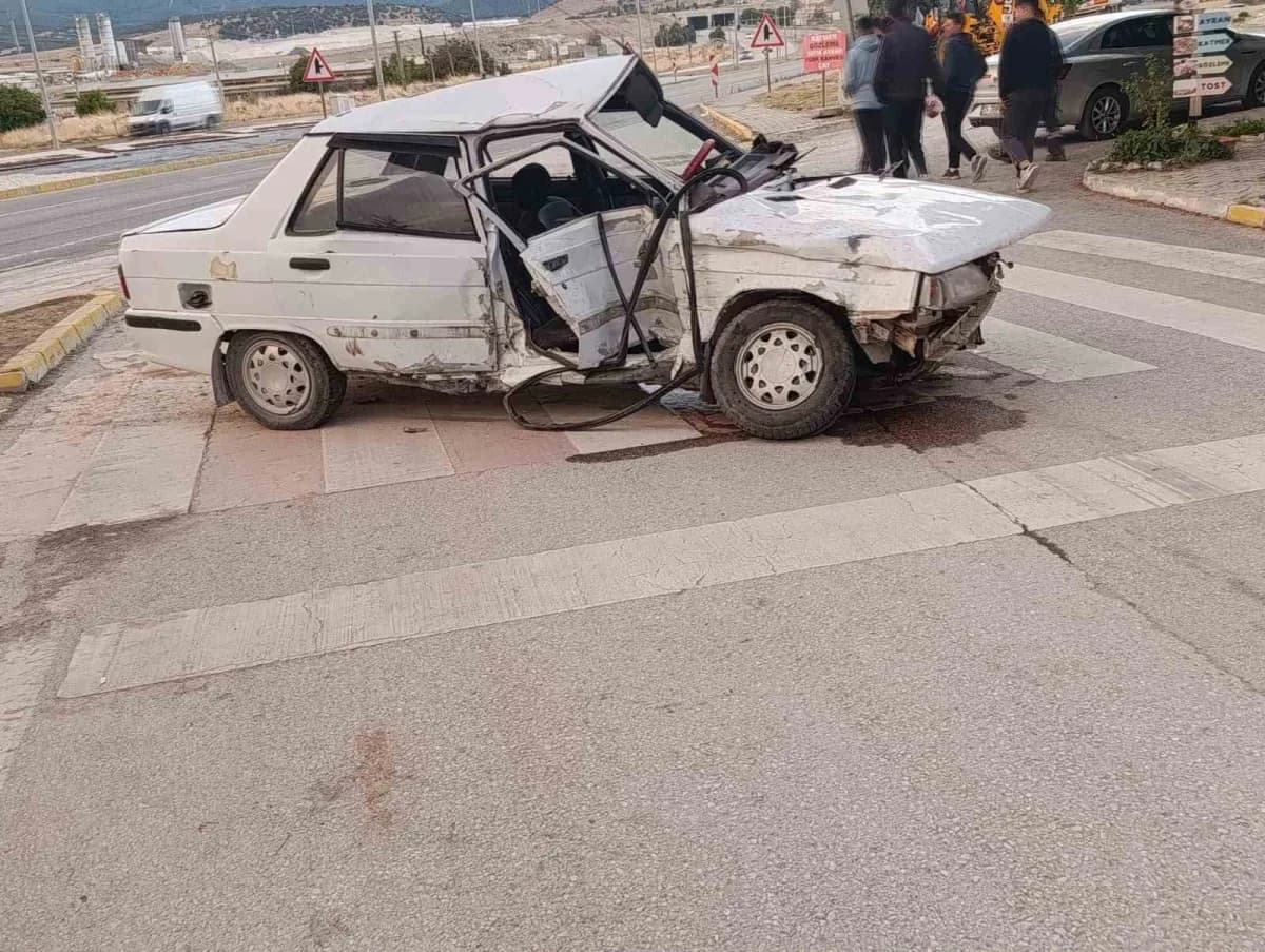 Afyonkarahisar Bayat ilçesinde kamyonet ve otomobilin çarpıştığı trafik kazası sonrası olay yeri