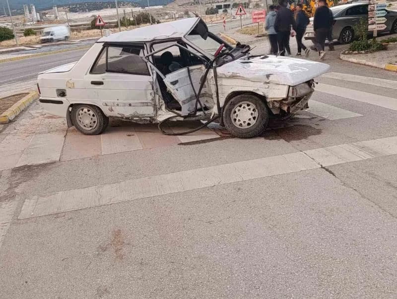 Afyonkarahisar Bayat ilçesinde kamyonet ve otomobilin çarpıştığı trafik kazası sonrası olay yeri
