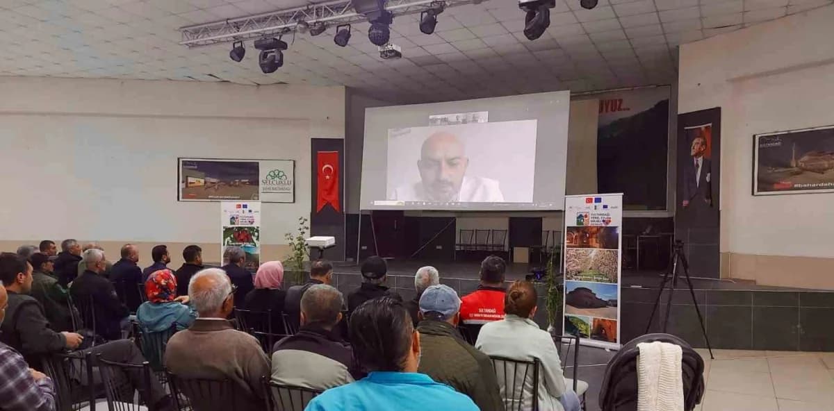 Afyonkarahisar Sultandağı'nda kuşburnu ve badem yetiştiriciliği eğitimi alan üreticiler