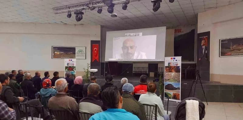 Afyonkarahisar Sultandağı'nda kuşburnu ve badem yetiştiriciliği eğitimi alan üreticiler
