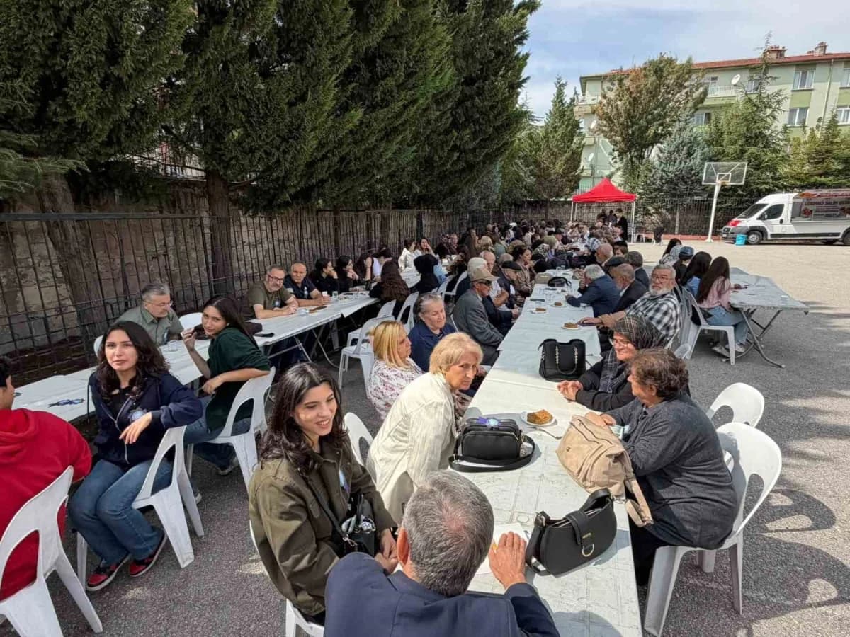 Afyonkarahisar Cumhuriyet Anadolu Lisesi’nin 1984-1985 dönemi mezunları, mezuniyetlerinin 40’ıncı yılında aynı okul bahç