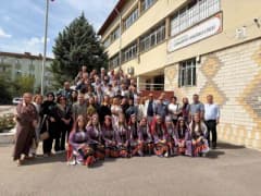 Afyonkarahisar Cumhuriyet Anadolu Lisesi mezunları 40 yıl sonra okul bahçesinde buluştu