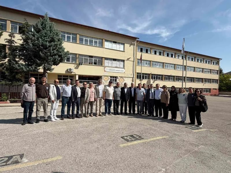 Afyonkarahisar Cumhuriyet Anadolu Lisesi’nin 1984-1985 dönemi mezunları, mezuniyetlerinin 40’ıncı yılında aynı okul bahç