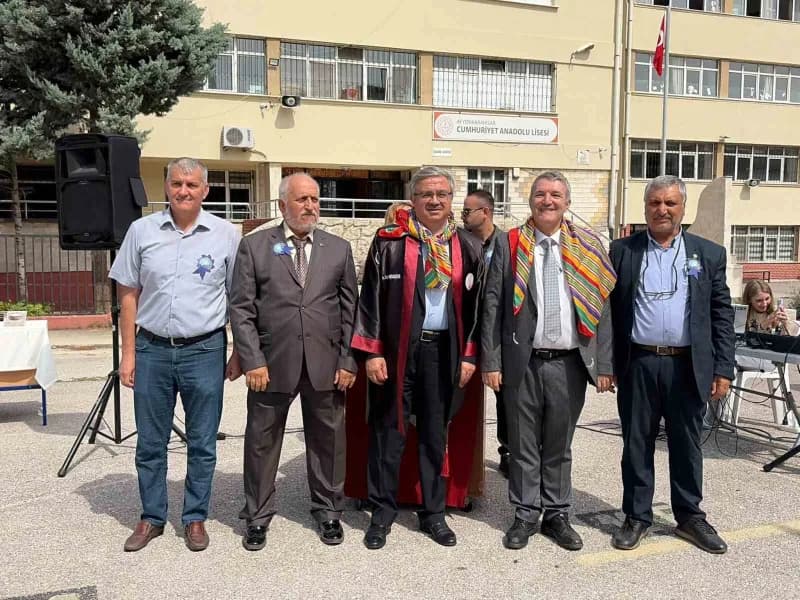 Afyonkarahisar Cumhuriyet Anadolu Lisesi’nin 1984-1985 dönemi mezunları, mezuniyetlerinin 40’ıncı yılında aynı okul bahç