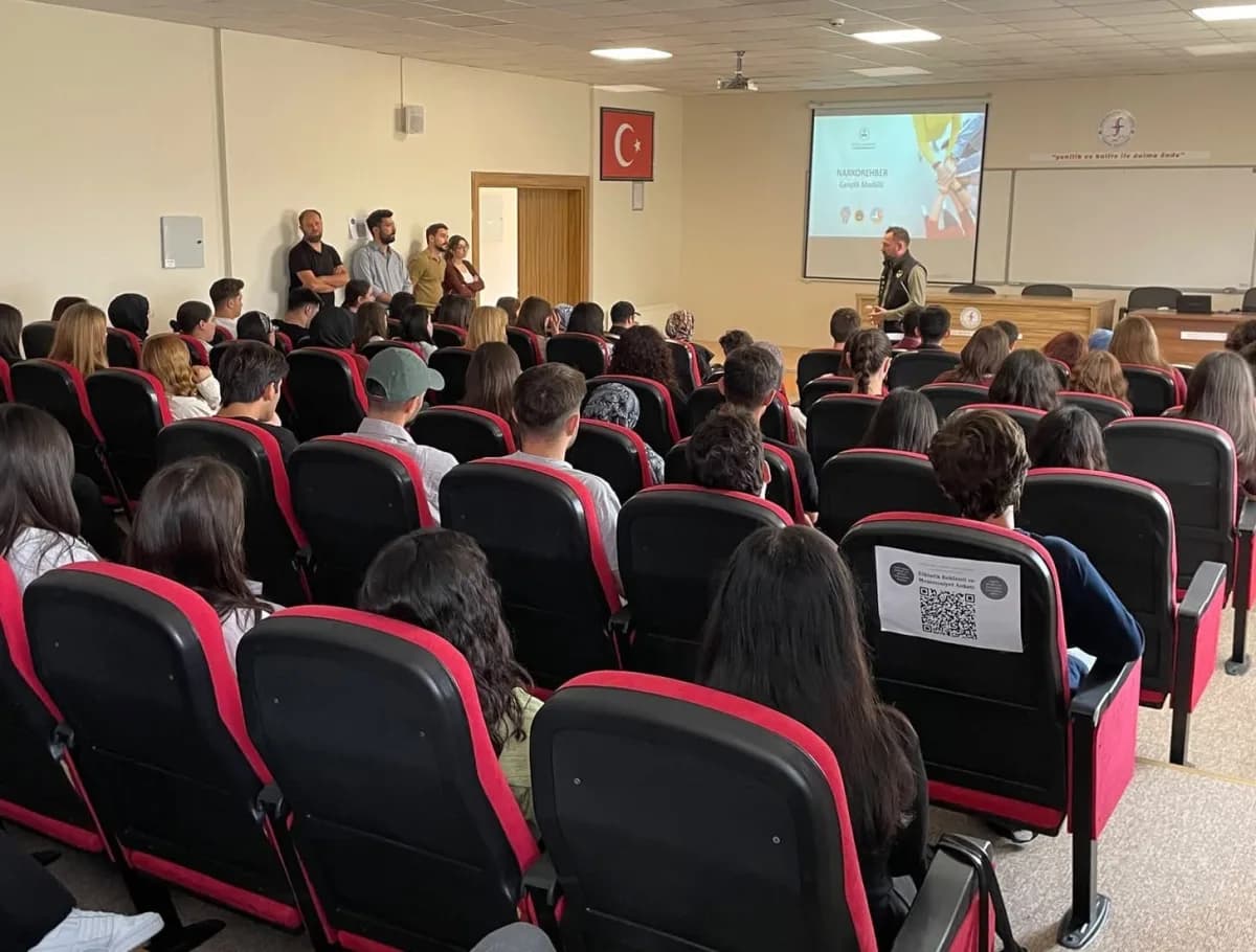 Afyonkarahisar’da polis ekipleri tarafından üniversite öğrencilerine yönelik uyuşturucuyla mücadele kapsamında bilgilend