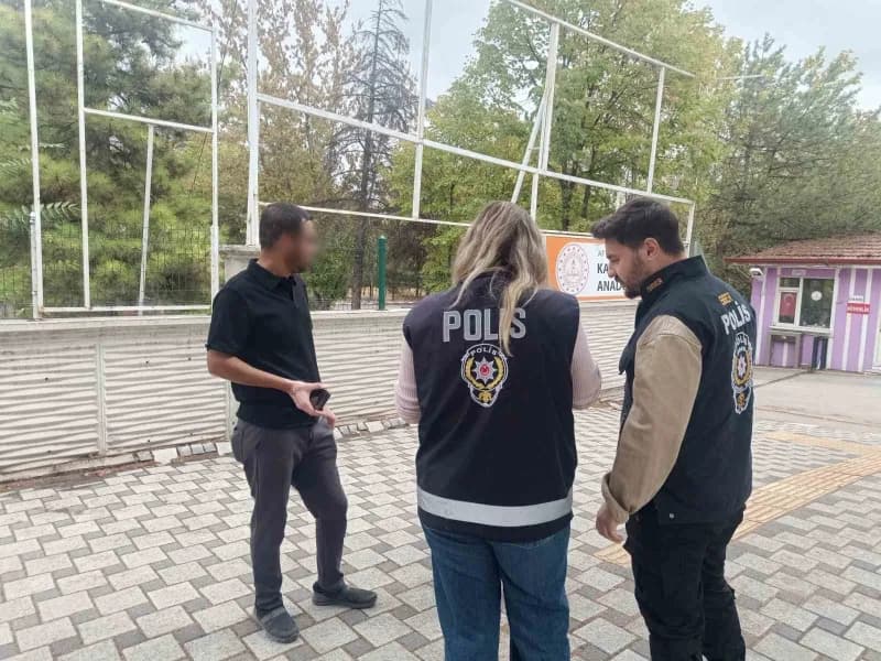 Afyonkarahisar'da polis ekipleri okul çevresinde huzur ve asayiş denetimi yapıyor