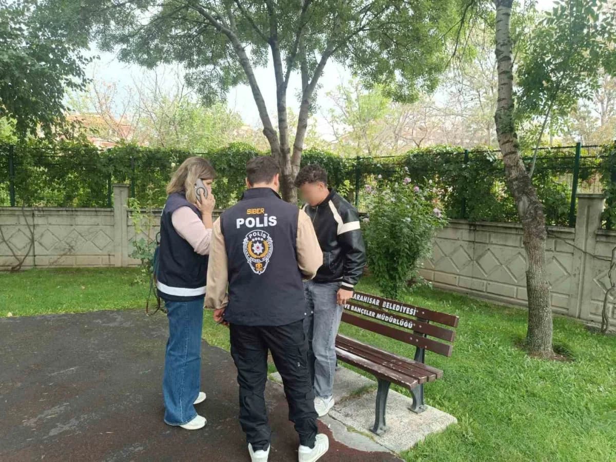 Afyonkarahisar İl Emniyet Müdürlüğü ekipleri, eğitim ve öğretim ortamının huzur ve güven içinde sürdürülmesini sağlamak