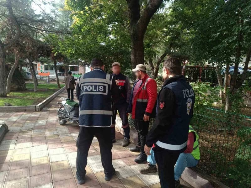 Afyonkarahisar İl Emniyet Müdürlüğü ekipleri, eğitim ve öğretim ortamının huzur ve güven içinde sürdürülmesini sağlamak