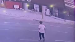 Afyonkarahisar Sinanpaşa'da otomobilin çarptığı 13 yaşındaki çocuğun kazayı hafif atlattığı anlar