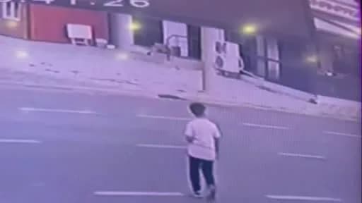 Afyonkarahisar Sinanpaşa'da otomobilin çarptığı 13 yaşındaki çocuğun kazayı hafif atlattığı anlar