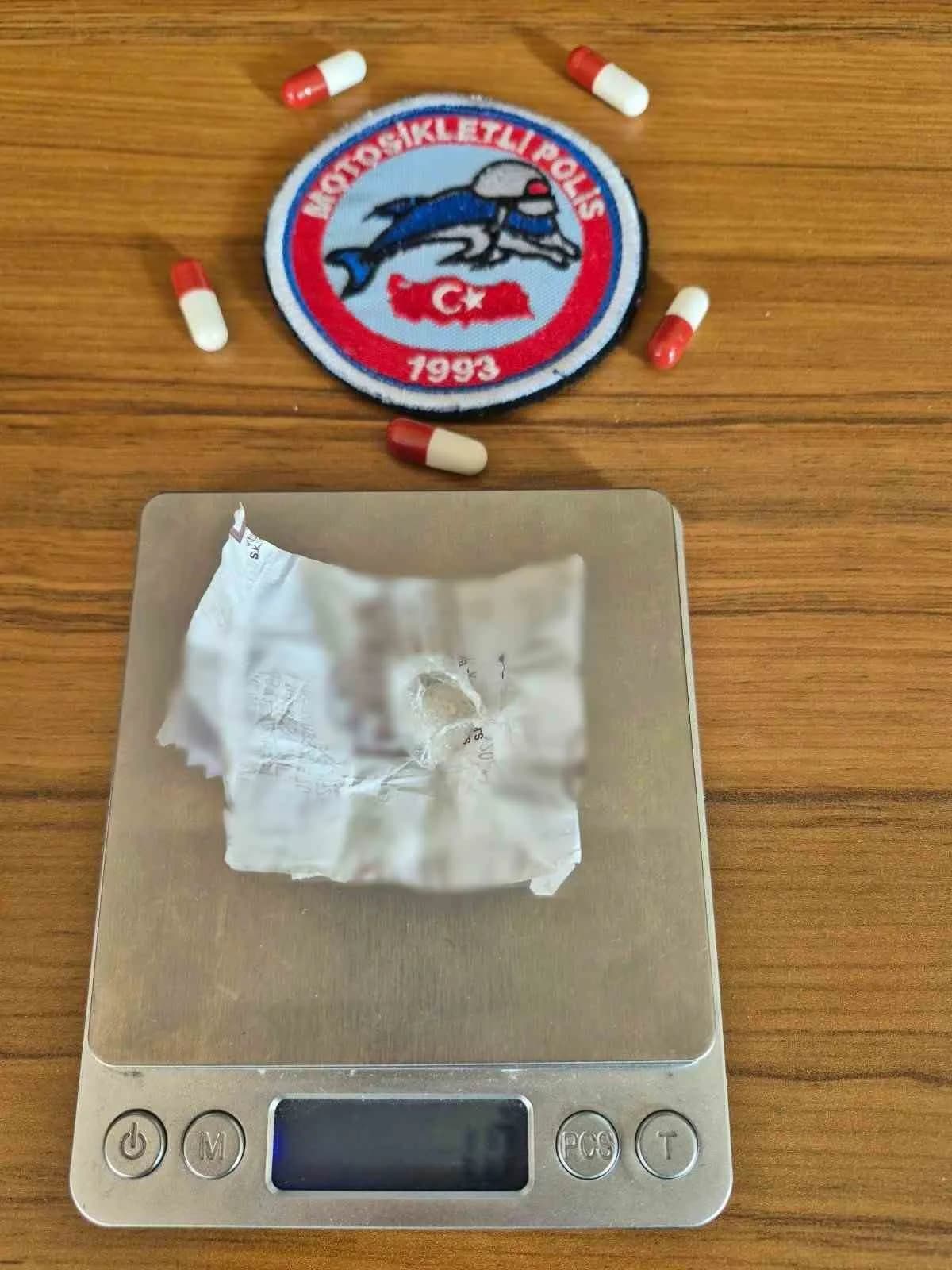 Afyonkarahisar'da polis ekipleri tarafından gerçekleştirilen asayiş uygulamalarında 7 bin 239 şahıs ile bin 565 araç sor