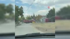 Afyonkarahisar Yenice Mahallesi hemzemin geçitte raylarda kalan kamyon ve yaklaşan tren