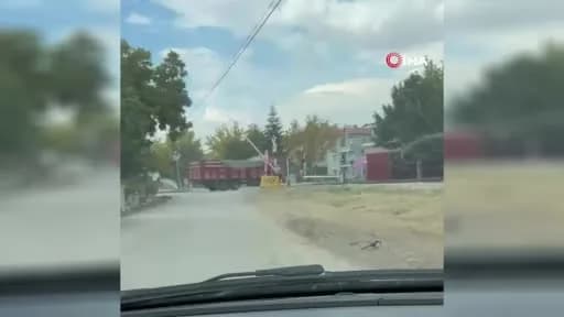 Afyonkarahisar Yenice Mahallesi hemzemin geçitte raylarda kalan kamyon ve yaklaşan tren