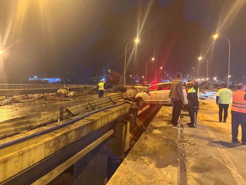 Afyonkarahisar'da tuğla yüklü tır ve otomobillerin karıştığı kazada ortalık savaş alanına dönerken, olayda 1 kişi öldü 7
