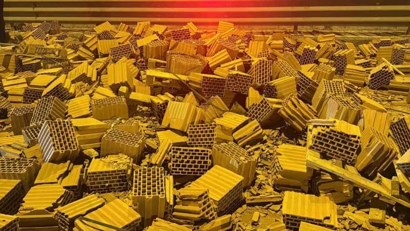 Afyonkarahisar'da tuğla yüklü tır ve otomobillerin karıştığı kazada ortalık savaş alanına dönerken, olayda 1 kişi öldü 7
