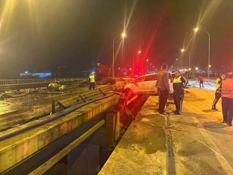 Afyonkarahisar'da tuğla yüklü tır ve otomobillerin karıştığı kazada ortalık savaş alanına dönerken, olayda 1 kişi öldü 7