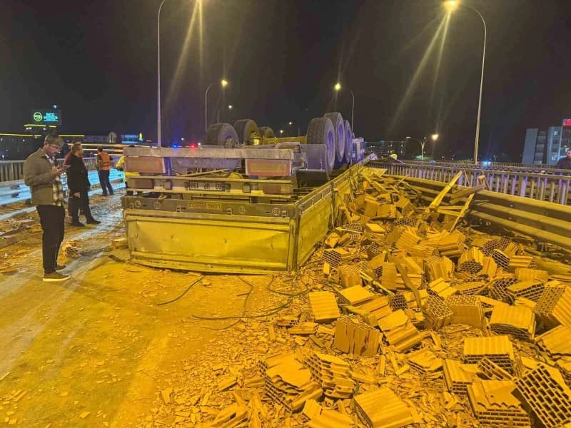 Afyonkarahisar'da tuğla yüklü tır ve otomobillerin karıştığı kazada ortalık savaş alanına dönerken, olayda 1 kişi öldü 7