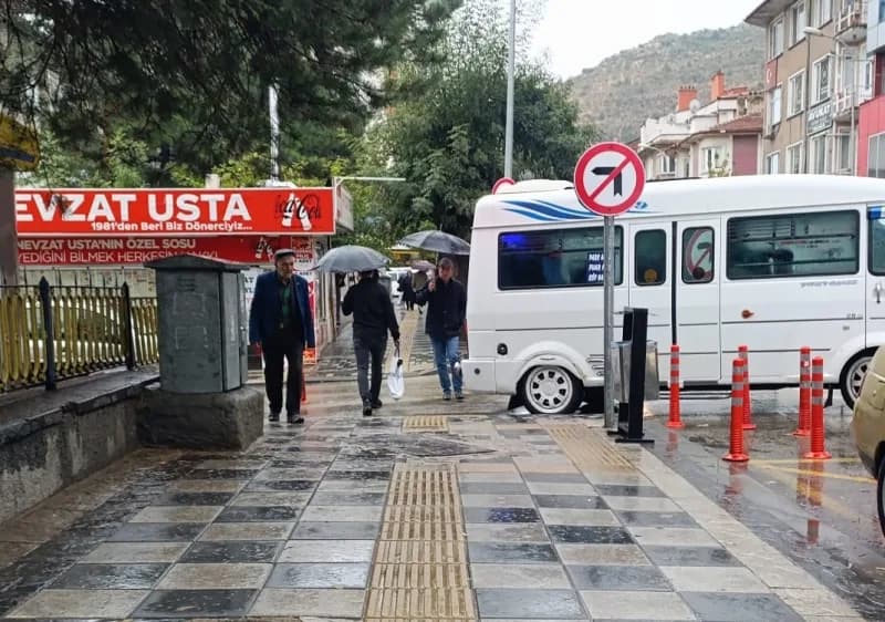 Afyonkarahisar’da yağışlı havada sokak ve bulutlu gökyüzü