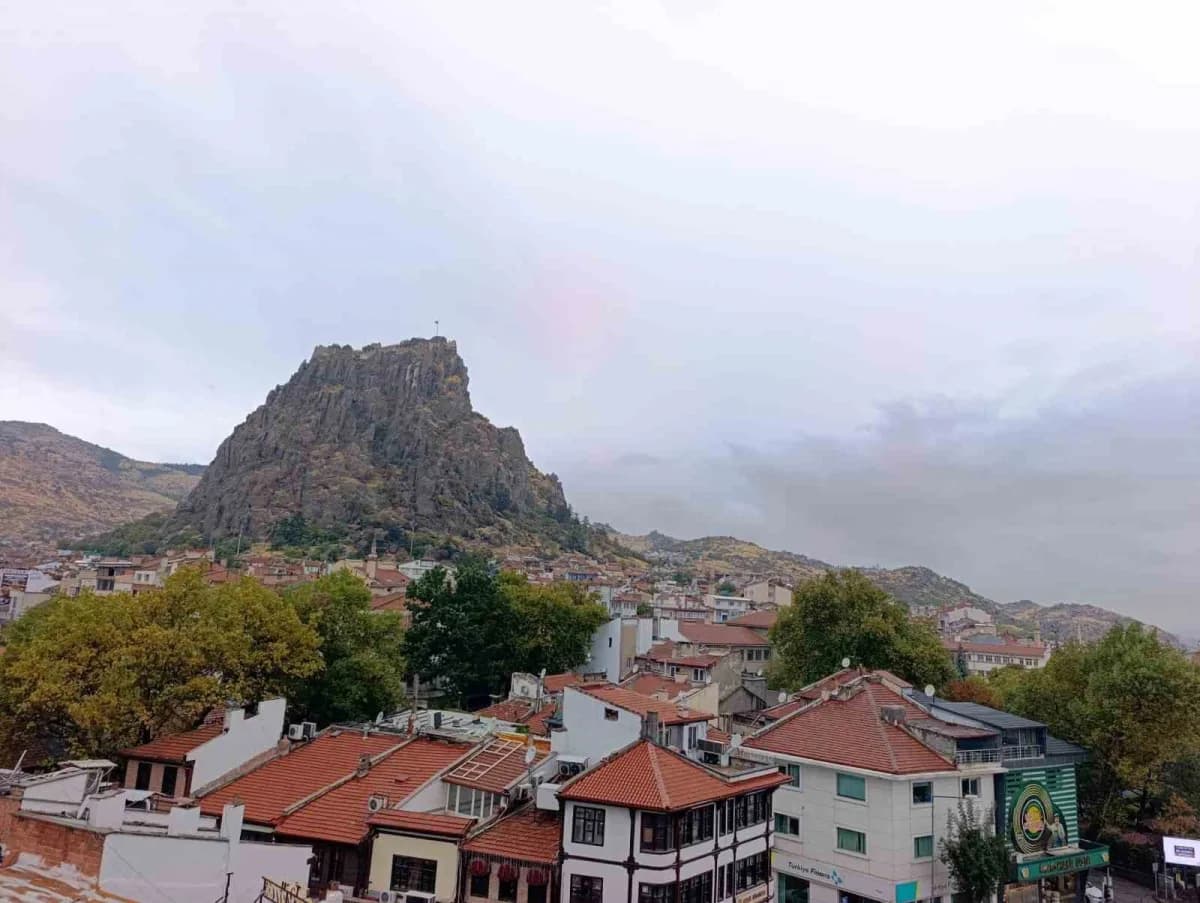 Afyonkarahisar yeni haftaya serin ve yağışlı bir hava başlarken, yağışla birlikte sıcaklıklarda hissedilir derecelerde a