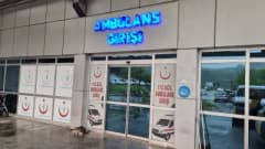 Zonguldak Alaplı Çiçekli köyünde ağaçtan düşme sonucu yaralanan kişiler için sağlık ekipleri müdahale ediyor