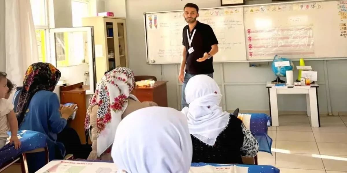 Şırnak’ın Güçlükonak ilçesinde koruyucu sağlık hizmetleri kapsamında köylerde yürütülen bilgilendirme çalışmaları devam