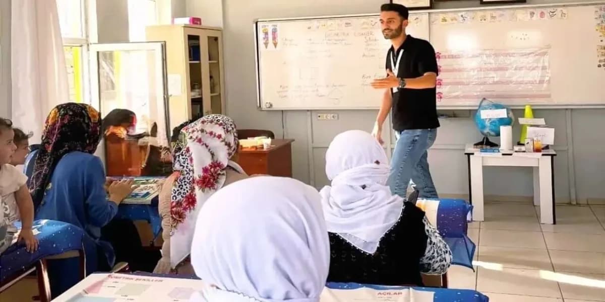 Güçlükonak Ormaniçi köyünde sağlık ekipleri vatandaşlara ağız ve diş sağlığı eğitimi verirken
