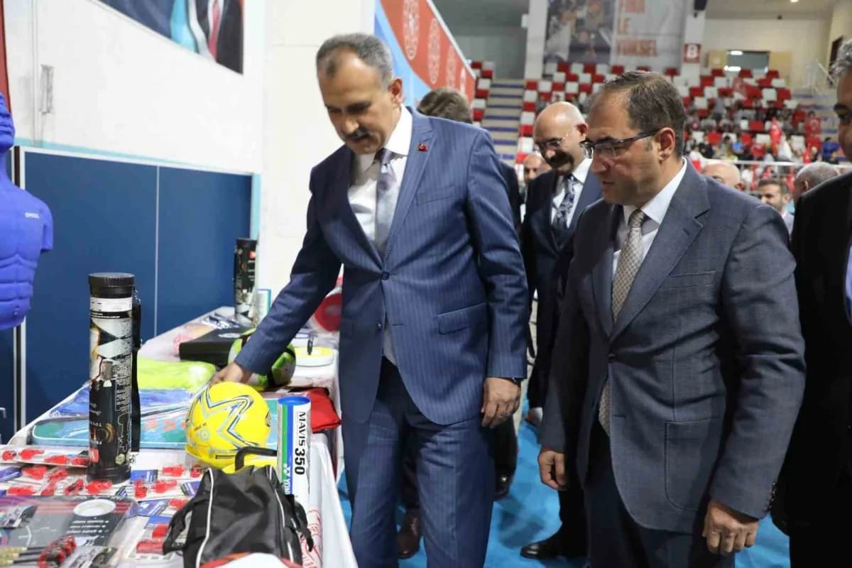 Ağrı’da okullara dağıtılan spor malzemeleri ve tören katılımcıları