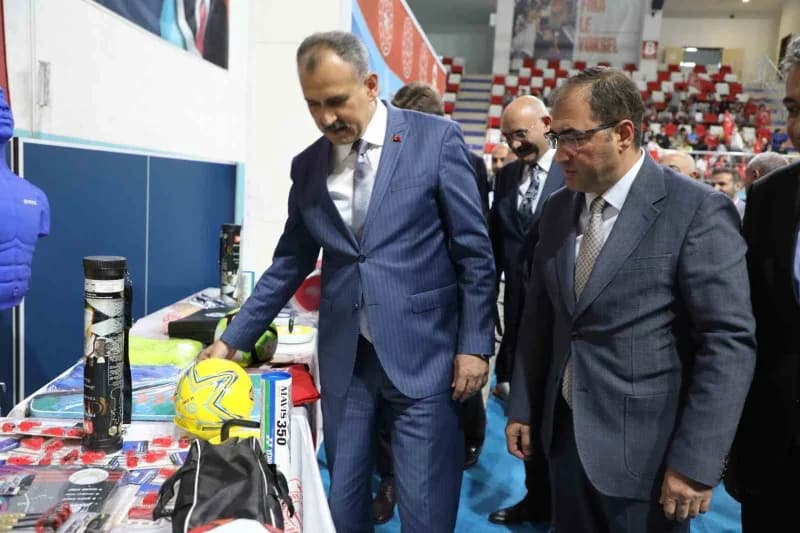Ağrı’da okullara dağıtılan spor malzemeleri ve tören katılımcıları
