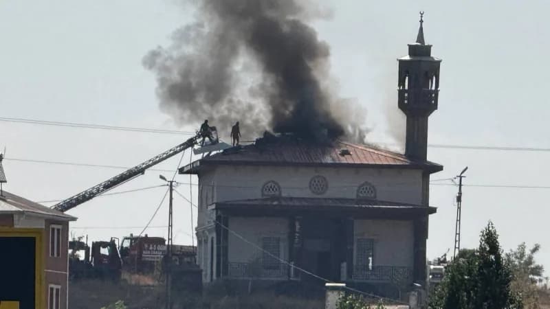 Ağrı Küpkıran Mahallesi'nde bir caminin çatısında çıkan yangından yükselen yoğun duman