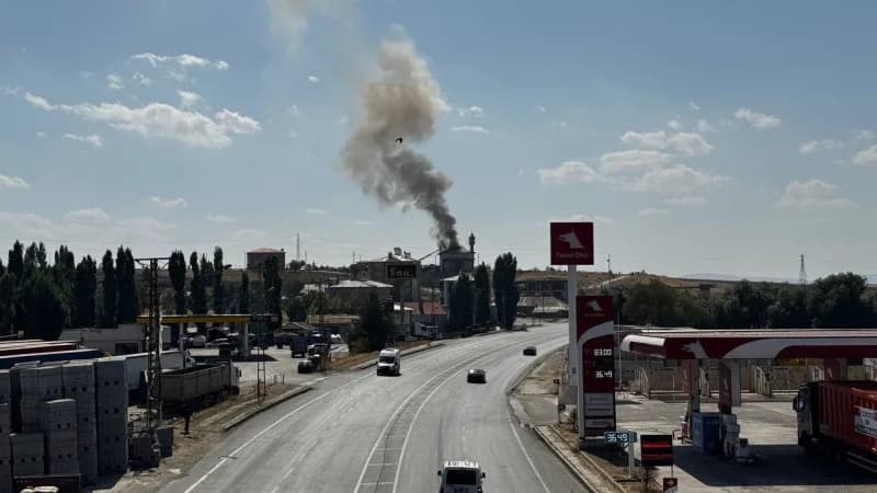 Ağrı’nın Küpkıran Mahallesi’nde bulunan bir caminin çatısında bilinmeyen bir nedenle yangın çıktı. Yoğun dumanın yükseld