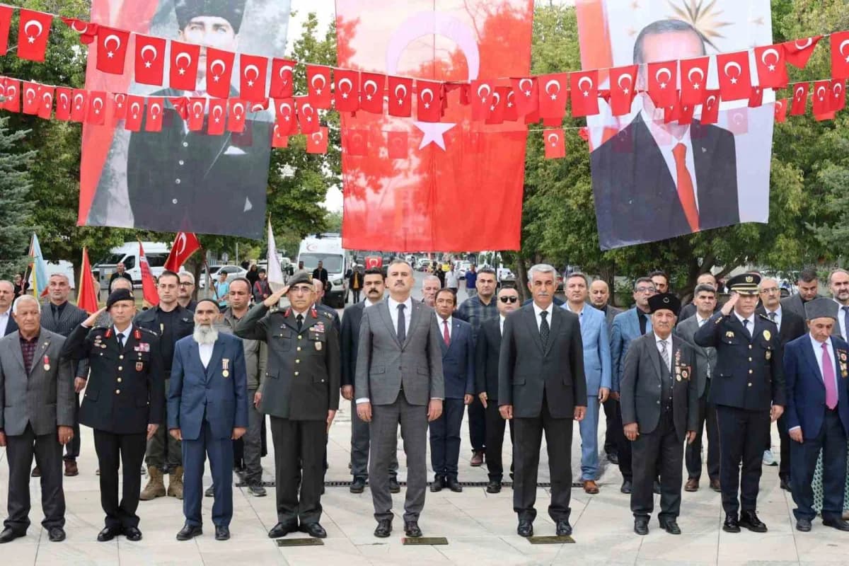 Ağrı’da 19 Eylül Gaziler Günü töreninde şehitlik ziyareti ve gazi ailesi ziyareti
