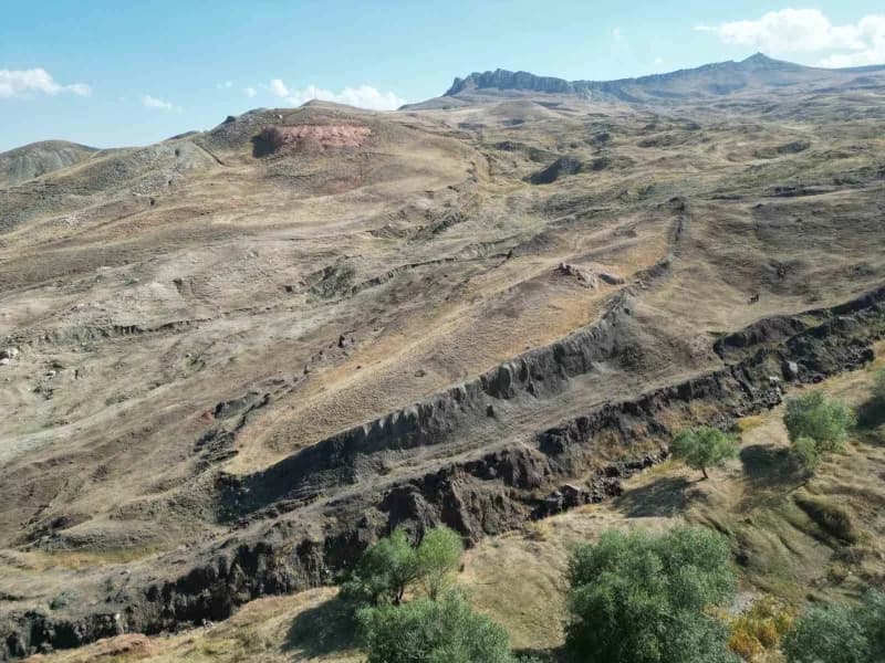 Ağrı Doğubayazıt’ta Nuh’un Gemisi araştırma bölgesinde toprak örnekleri ve arazi görüntüsü