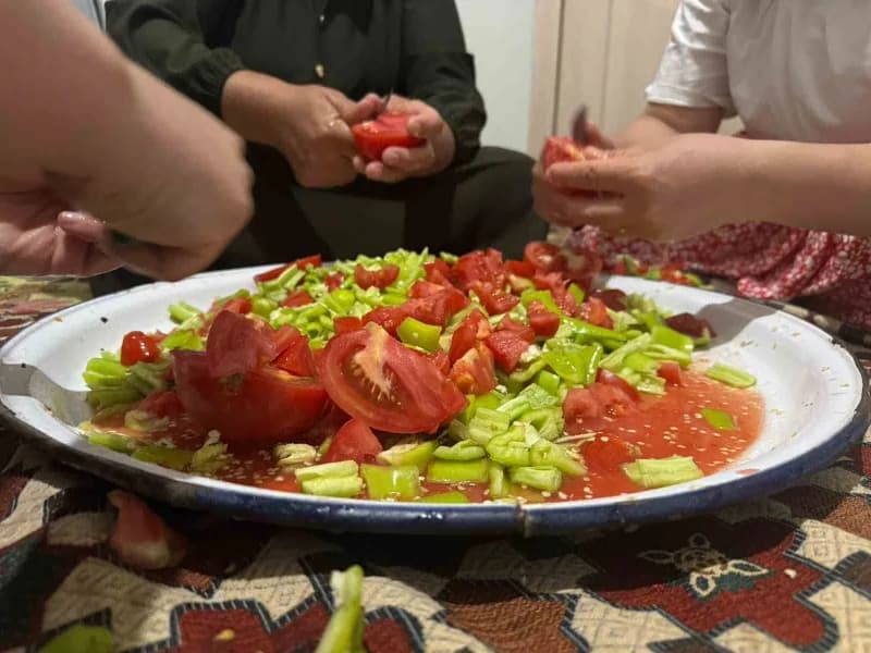 Ağrı'nın Patnos ilçesinde vatandaşlar, yaz mevsiminin bereketini kış sofralarına taşımak için taze sebzeleri temizleyip