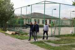 Ağrı’da tenis kortlarında zemin yenileme çalışması yapan işçiler ve yenilenen kort alanı