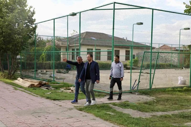 Ağrı’da tenis kortlarında zemin yenileme çalışması yapan işçiler ve yenilenen kort alanı