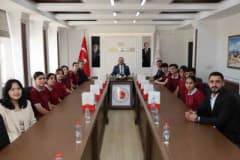 Ağrı Valisi Önder Bozkurt Cumhuriyet Anadolu Lisesi öğrencileriyle Valilikte sohbet ederken