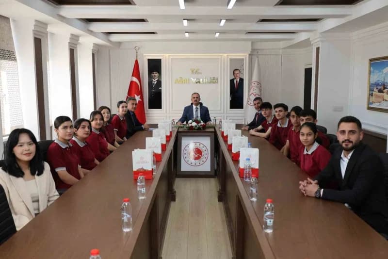 Ağrı Valisi Önder Bozkurt Cumhuriyet Anadolu Lisesi öğrencileriyle Valilikte sohbet ederken