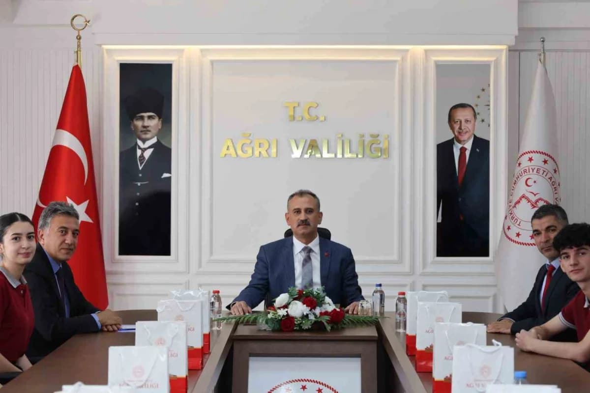 Vali Bozkurt öğrencilerle bir araya geldi
