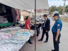 Aydıntepe Kaymakamı Deniz Yıldırım esnaf ziyaretinde iş yerlerini geziyor ve sohbet ediyor