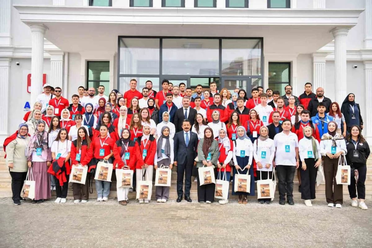 Kırşehir’de bu yıl 6’ncısı düzenlenen “Genç Ahiler Buluşuyor” programı, Türkiye’nin 81 ilinden gençleri Ahilik kültürünü