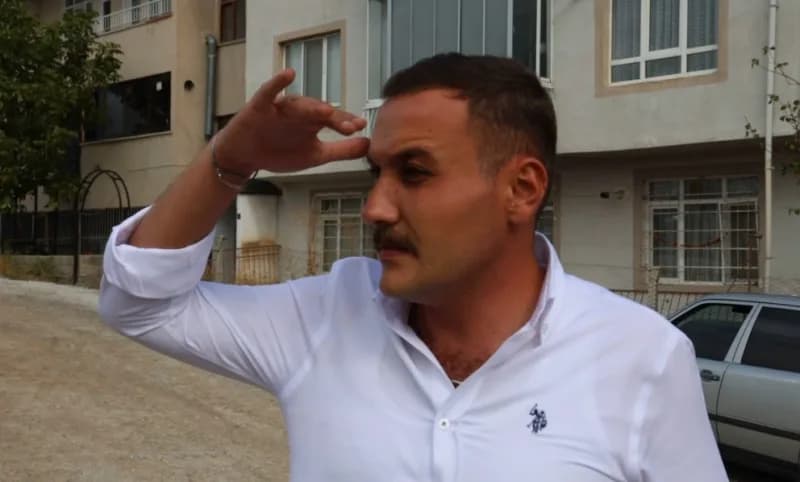 Kırşehir Belediyesi’nde otobüs şoförü olarak görev yapan Yılmaz Bacaksız, arkadaş ve aile ortamlarında kendisine "Hiçbir