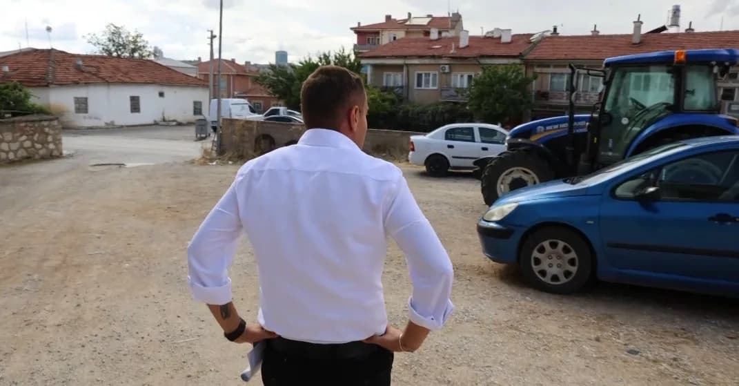 Kırşehir Belediyesi’nde otobüs şoförü olarak görev yapan Yılmaz Bacaksız, arkadaş ve aile ortamlarında kendisine "Hiçbir