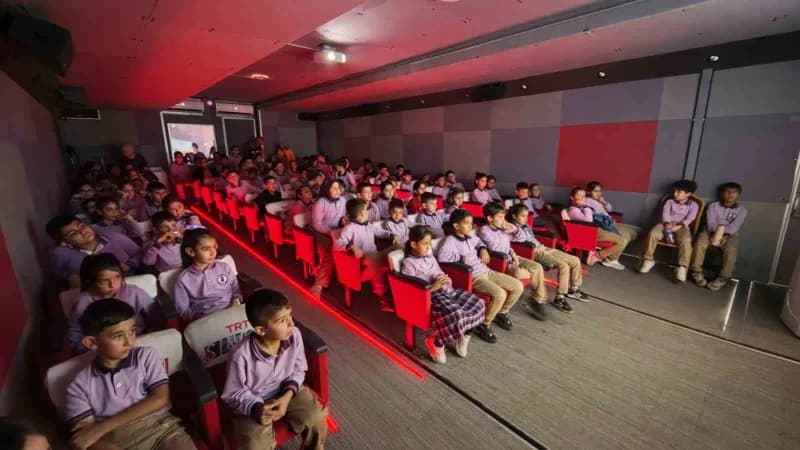 Bitlis Ahlat'ta TRT Sinema Tırı önünde çocuklar animasyon filmi izliyor