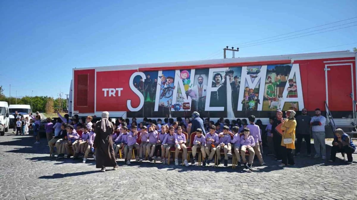 Bitlis'in Ahlat ilçesinde çocuklar, TRT Sinema Tırı ile beyaz perde heyecanı yaşadı.