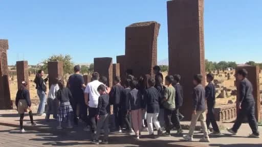 Bitlis Ahlat'ta TRT Sinema Tırı önünde çocuklar animasyon filmi izliyor