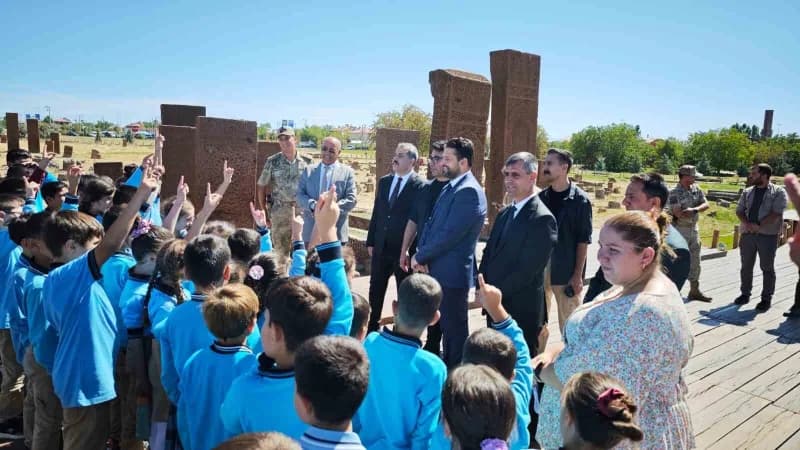 Bitlis'in Ahlat ilçesinde çocuklar, TRT Sinema Tırı ile beyaz perde heyecanı yaşadı.