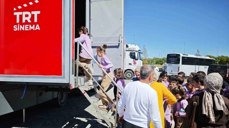 Bitlis'in Ahlat ilçesinde çocuklar, TRT Sinema Tırı ile beyaz perde heyecanı yaşadı.