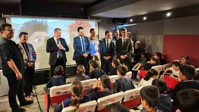 Bitlis'in Ahlat ilçesinde çocuklar, TRT Sinema Tırı ile beyaz perde heyecanı yaşadı.